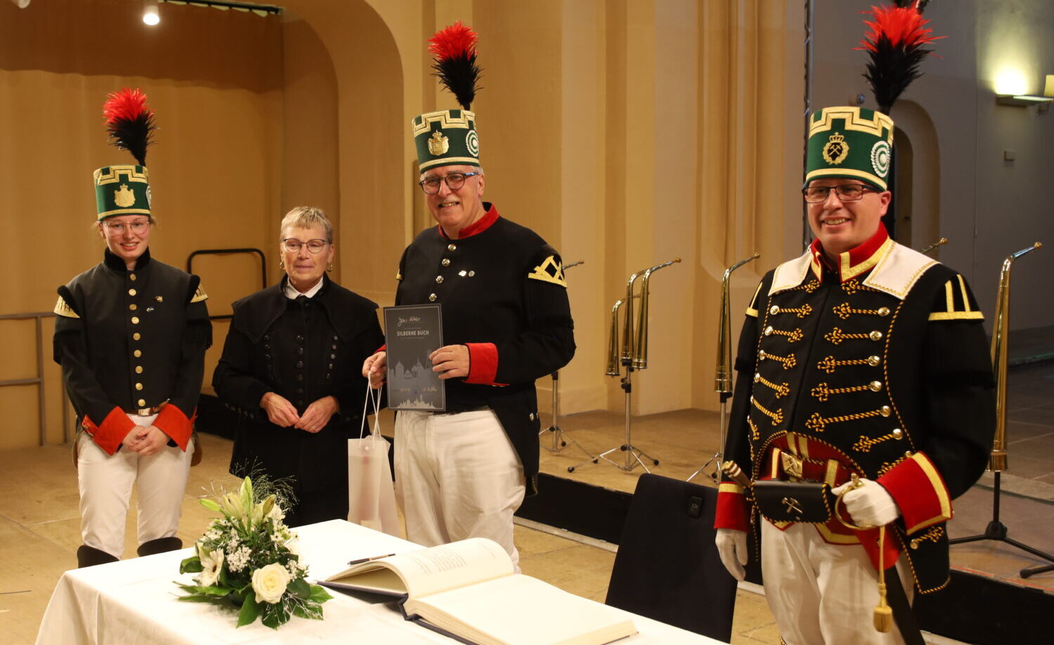 Bergmusikmeister Jens Göhler mit Eintrag ins silberne Buch der Stadt Freiberg geehrt